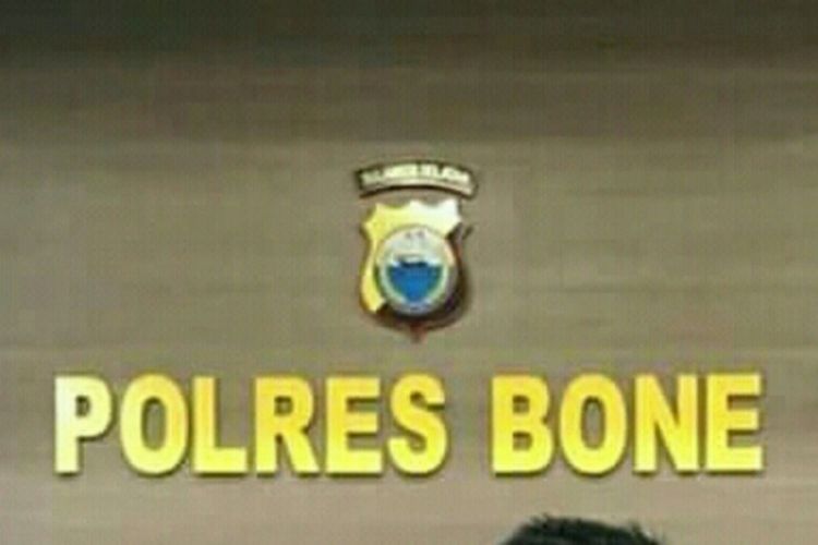 Aparat kepolisian di Kabupaten Bone, Sulawesi Selatan tengah melakukan penyelidikan terkait dengan uwng ratusan juta rupiah milik nasabah bank yang raib dari rekening. Selasa, (24/7/2018).