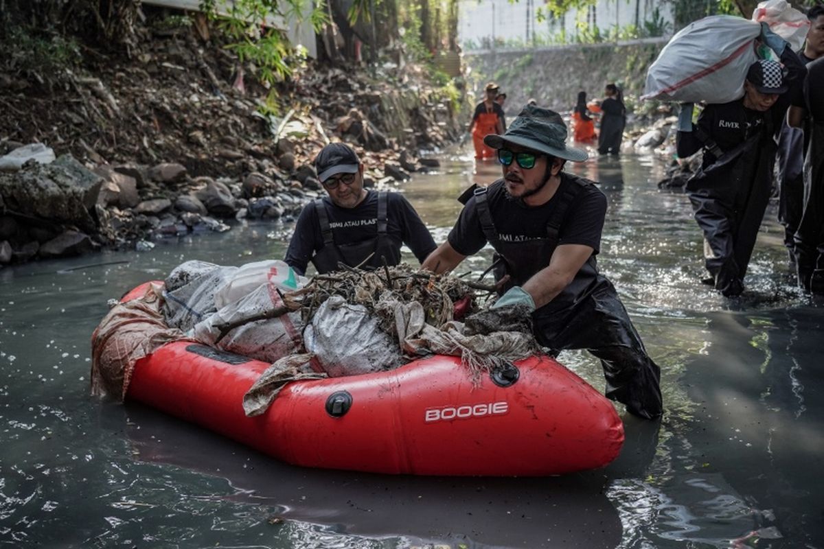 SayaPilihBumi bersama National Geographic Indonesia, Corporate Communication Kompas Gramedia, dan River Defender mengadakan kegiatan River Clean Up di sungai sekitar lingkungan Kompas Gramedia, Palmerah Selatan, Jakarta, Sabtu (27/7/2024).