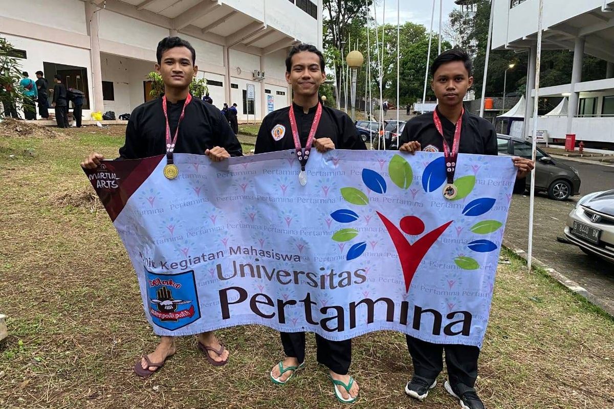 Para pemenang Kejuaraan Internasional Pencak Silat Paku Bumi Open IX dari Universitas Pertamina