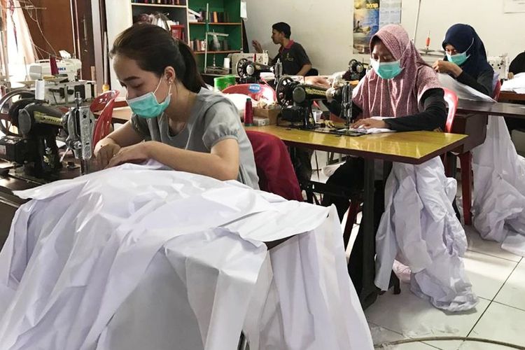 Desainer Anne Avantie turut memproduksi baju hazmat yang nantinya akan dikirimkan ke rumah sakit yang membutuhkan APD.