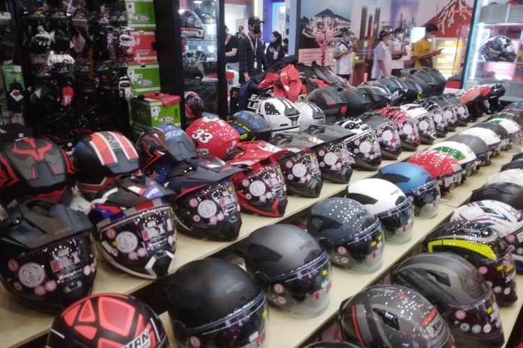 Jelang penutupan pada Minggu, (21/8/2022), berbagai aparrel dan helm untuk pengendara sepeda motor. 