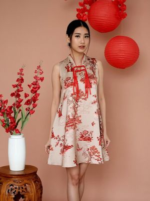 Model mengenakan cheongsam dengan desain A-line yang longgar dan sleeveless.