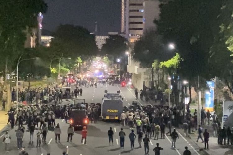 Polisi Tangkap Belasan Orang dalam Aksi Demo di Grahadi Surabaya