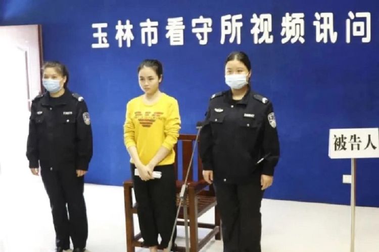 Li Fengping ketika dihadapkan pada sidang di Pengadilan Menengah Rakyat Yulin, China. Perawat berusia 25 tahun itu dijatuhi hukuman mati setelah membunuh dan memasak seorang dokter karena memaksanya untuk berhubungan seks.