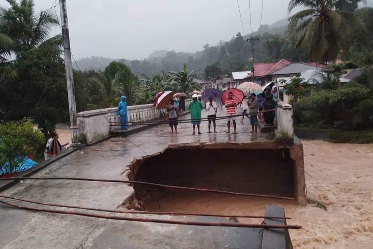 Sebuah jembatan di desa Aboru, Kecamatan Pulau Haruku, Kabupaten Maluku Tengah rusak parah saat hujan deras mengguyur wilayah tersebut, Sabtu (30/7/2022)