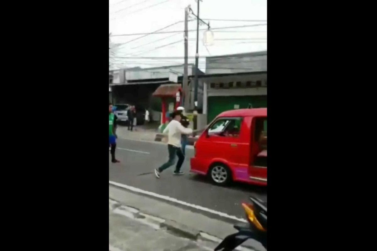 Aksi perusakan sebuah angkutan kota (angkot) di Kabupaten Cianjur, Jawa Barat, Minggu (24/10/2021).