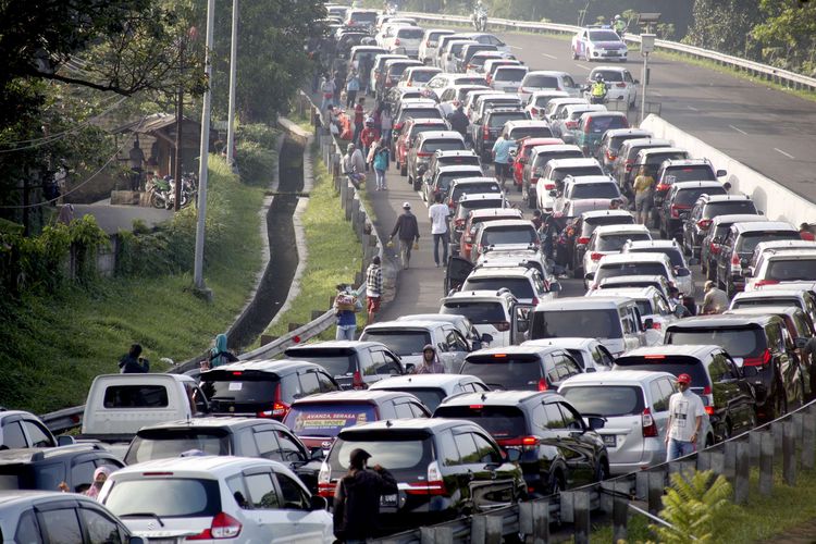 Kepadatan kendaraan menuju jalur wisata Puncak, Gadog, Kabupaten Bogor, Jawa Barat, Sabtu (15/8/2020). Tingginya volume kendaraan menuju kawasan wisata Puncak Bogor pada libur akhir pekan dan libur hari kemerdekaan membuat penumpukan dan kepadatan di kawasan tersebut, Sat Lantas Polres Bogor memberlakukan rekayasa lalu lintas buka tutup jalan satu arah serta pemberlakuan sistem lawan arus (contraflow) untuk mengurai kepadatan kendaraan.