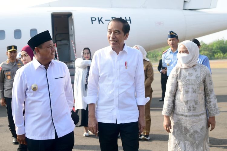 Presiden Joko Widodo, Ibu Negara Iriana Joko Widodo dan Wakil Gubernur Jawa Barat Uu Ruzhanul Ulum di Cirebon, Jawa Barat, Selasa (29/9/2023).