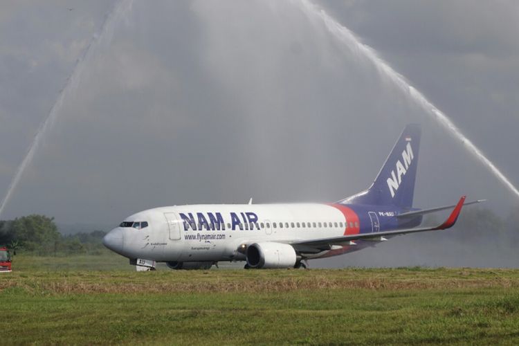Penerbangan perdana NAM Air rute Jakarta-Banyuwangi mendarat pertama kali di Bandara Blimbingsari, Banyuwangi, Jawa Timur, Jumat (16/6/2017).