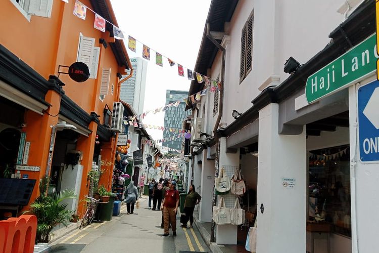 Haji Lane yang ada di wilayah Kampong Gelam, memiliki sejarah yang membuat fasad bangunan di sini dipertahankan meski fungsinya berubah.