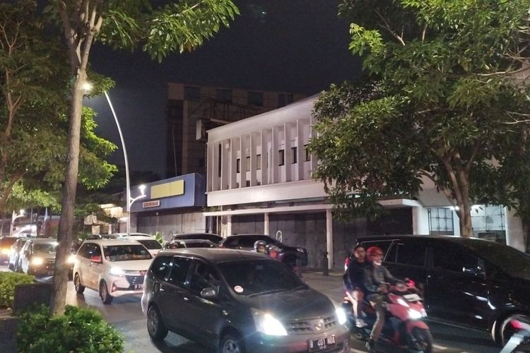 Jalan Cikini Raya, Menteng, Jakarta Pusat macet akibat banyak mobil parkir di bahu jalan, Jumat (7/7/2023). (KOMPAS.com/XENA OLIVIA)