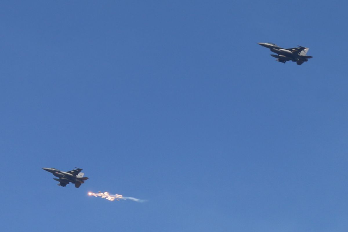 Manufer jet tempur F-16 di AWR Lumajang, Selasa (9/7/2024)