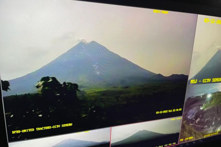 Tampilan tayangan CCTV Gunung Semeru dari kanal YouTube CCTV Semeru.