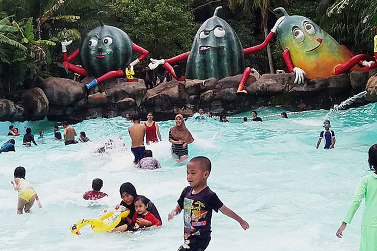 Pengunjung menikmati wahana di Water Kingdom, Mekarsari. Bermain air menjadi pilihan akhir pekan bersama keluarga dan teman.

