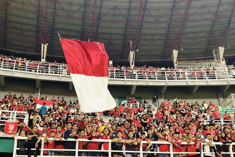  Suporter timnas Indonesia mengibarkan bendera merah putih saat mendukung laga FIFA Matchday 2025 melawan Taiwan yang berakhir dengan skor 5-0 di Stadion Gelora Bung Tomo Surabaya, Jawa timur, Jumat (5/9/2025) malam.