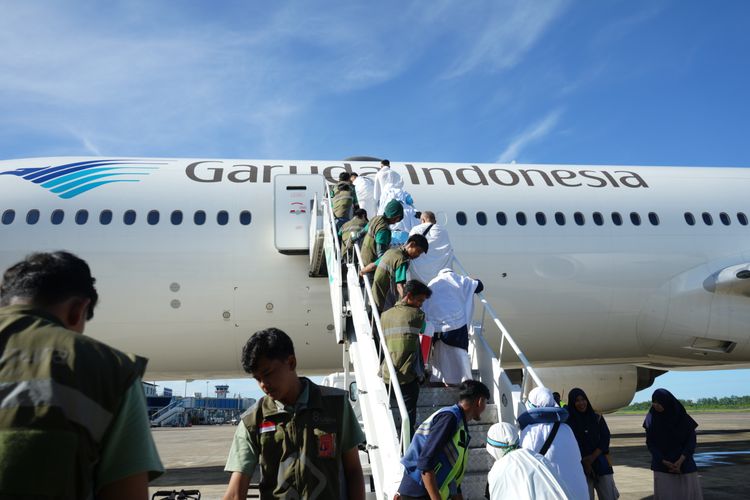 Senyum Semringah “Kloter Sapu Jagat” Embarkasi Padang Dapat Uang Saku 100 Riyal
