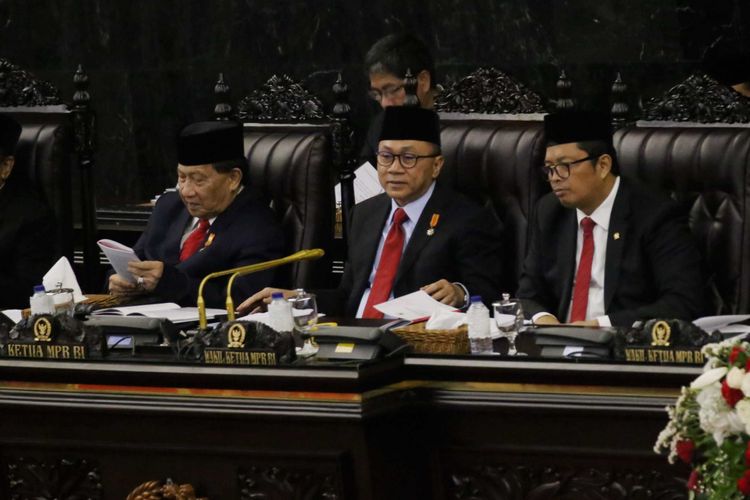 Ketua MPR RI Zulkifli Hasan (tengah) memberikan sambutan saat pidato kenegaraan di sidang tahunan Majelis Permusyawaratan Rakyat Republik Indonesia Tahun 2018 di Kompleks Parlemen, Senayan, Jakarta, Kamis (16/8/2017). Presiden Joko Widodo menyampaikan pidato, yakni pidato kenegaraan dalam rangka Hari Ulang Tahun RI ke 73.

