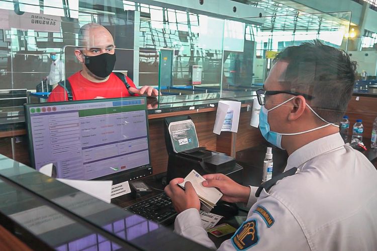 Pemeriksaan Warga Negara Asing di TPI Soekarno-Hatta, Tangerang, Banten.