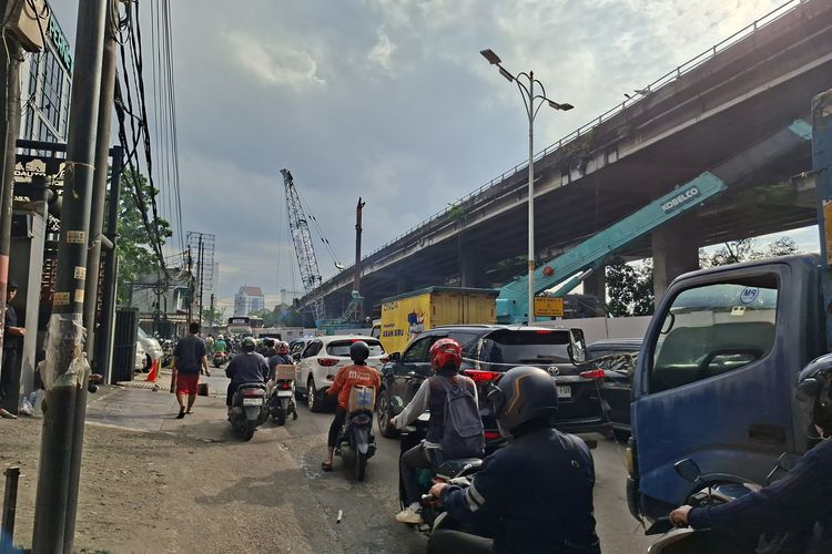Jalan di Latumeten Jakbar Ditutup Imbas Proyek Flyover, Berikut Rute Pengalihannya