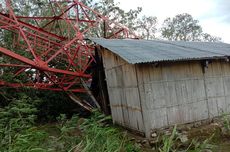 Diterjang Angin Kencang, Tower Radio Milik Polri Tumbang Timpa Rumah di Sikka
