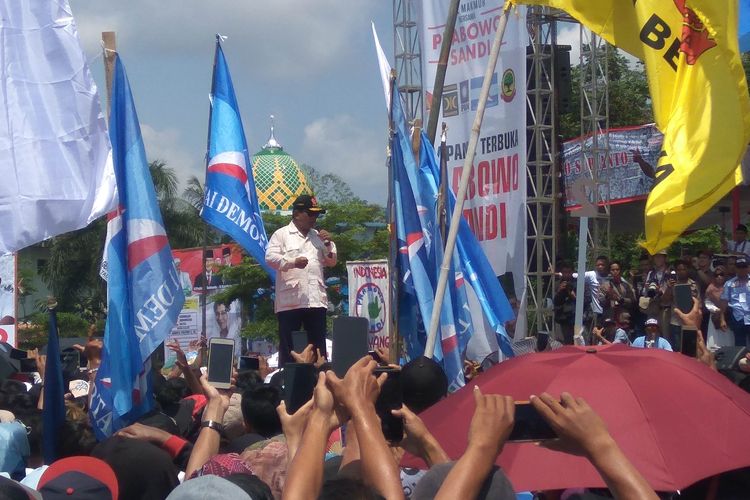 Calon presiden no 02, Prabowo Subianto berorasi di depan puluhan ribu massa pendukungnya di Lapang Lokasana, Kabupaten Ciamis, Sabtu (6/4/2019).