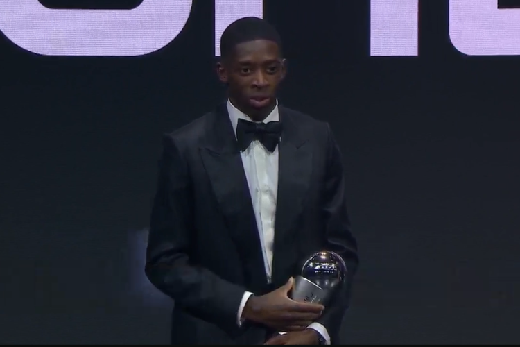Penyerang PSG asal Perancis, Ousmane Dembele, meraih penghargaan pemain terbak putra The Best FIFA Football Award 2025 di Doha, Qatar, Selasa (16/12/2025).