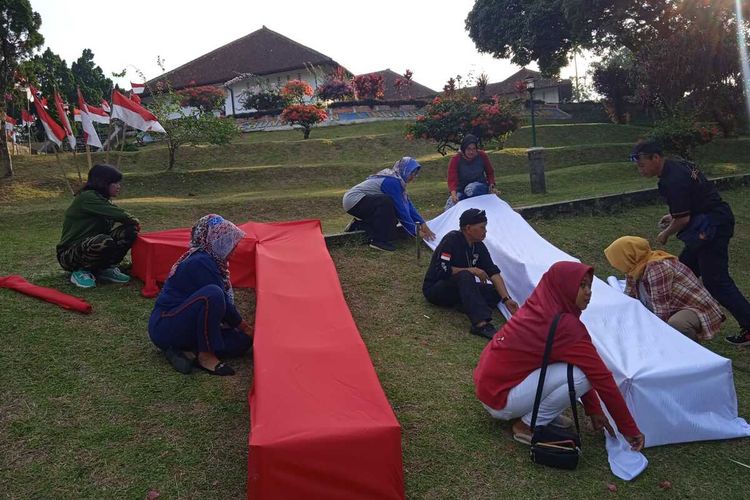 Sejumlah Warga meramaikan pemasangan 10.001 Bendera Merah Putih di Area Museum Perundingan Linggarjati Kabupaten Kuningan, Jawa Barat,, Kamis (4/8/2022).