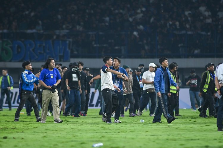 Segelintir Bobotoh di Tribun Selaran menginvasi lapangan usai laga Persib Bandung vs Ratchaburi FC (Thailand) pada laga 16 besar AFC Champions League Two (ACL 2) 2025-2026, Rabu (18/2/2026) di Stadion Gelora Bandung Lautan Api (GBLA). 