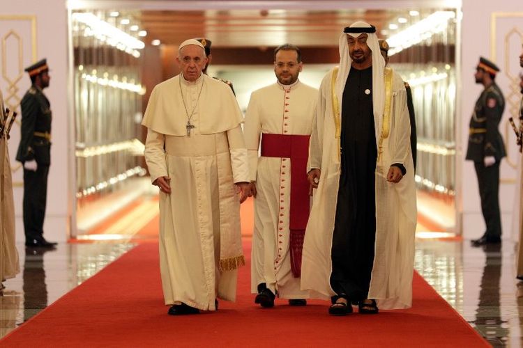 Paus Fransiskus (kiri) disambut oleh Putra Mahkota Abu Dhabi Syeikh Mohammed bin Zayed al-Nahyan (kanan) saat tiba di Bandara Internasional Abu Dhabi, Uni Emirat Arab, Minggu (3/2/2019). (AFP/ANDREW MEDICHINI)