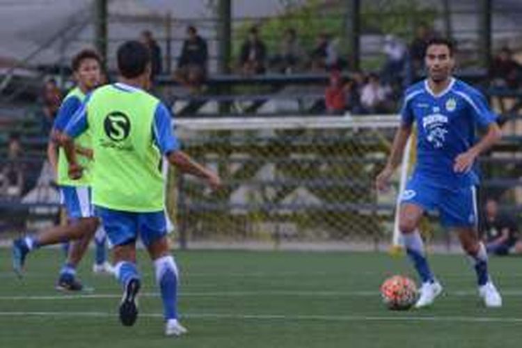 Gelandangg anyar Persib Bandung Marcos Flores saat menjalani latihan di Lapangan Progresif, Nalan Sukarno-Hatta, Rabu (14/9/2016).Foto: KOMPAS.com/DENDI RAMDHANI