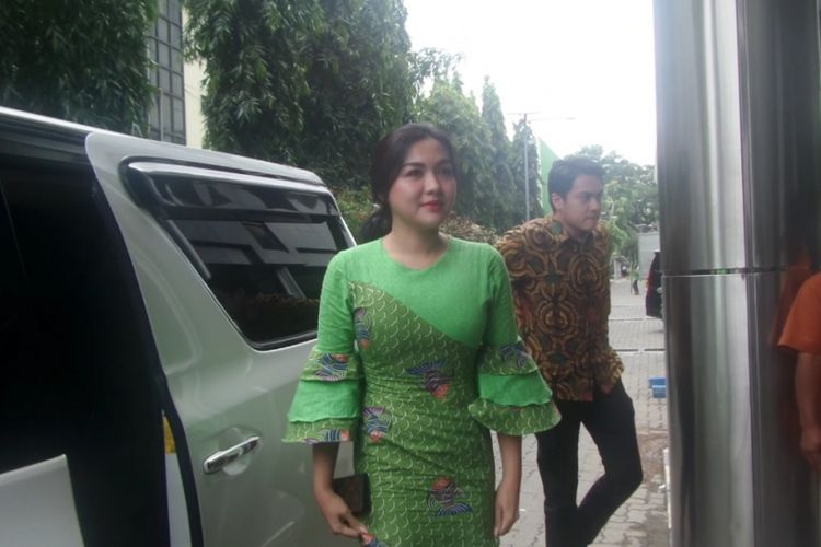 Vicky Shu saat menyambangi Bareskrim Polri, Jakarta Pusat, untuk diperiksa sebagai saksi berkait kasus First Travel, Senin (2/10/2017).