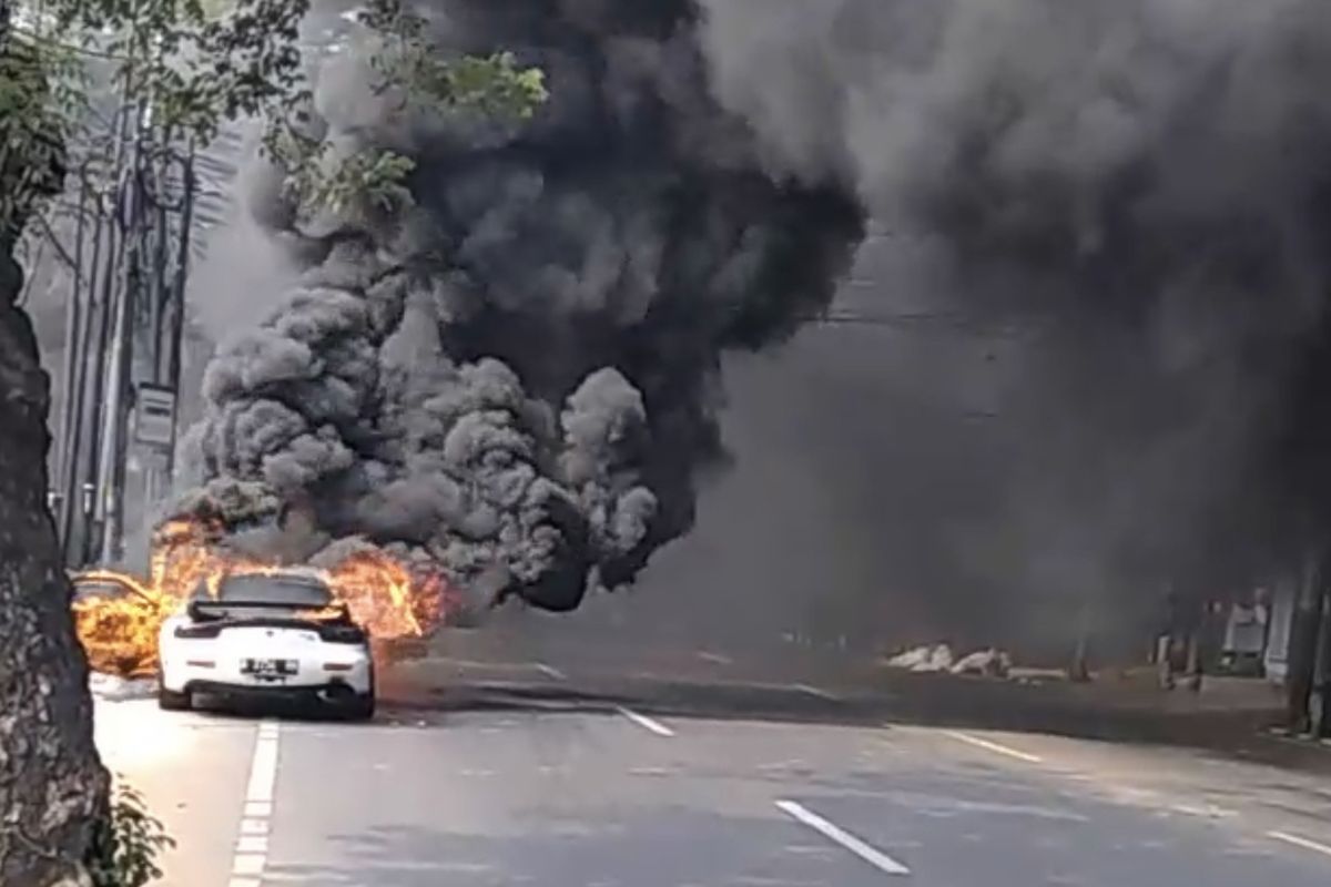Sebuah mobil terbakar di Jalan Suryo, Kebayoran Baru, Jakarta, Kamis (6/8/2020) sekitar pukul 09.25 WIB.