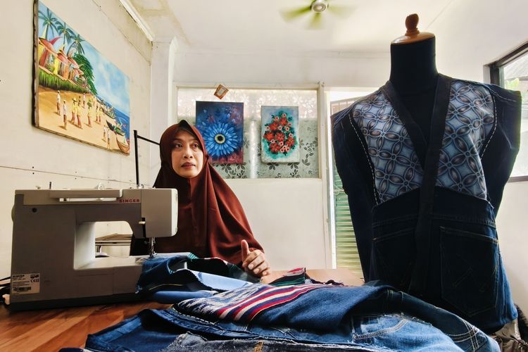 Untari Dewi, pemilik RuZe Upcycling asal Surabaya saat akan menjahit bahan yang berasal dari tumpukan jeans bekas menjadi karya fesyen eksklusif yang kini digemari hingga luar negeri.