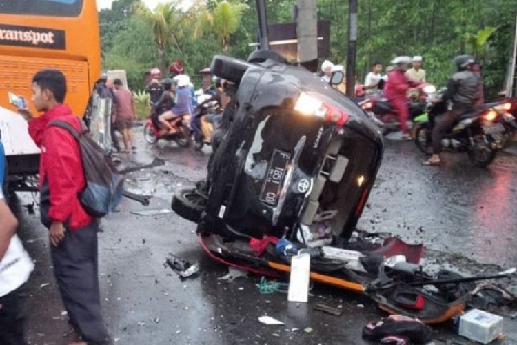 Kecelakaan beruntun yang melibatkan sejumlah kendaraan di Jalur Puncak, Megamendung, Bogor, Sabtu (22/4/2017), menyebabkan sejumlah orang tewas.