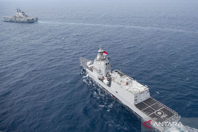 Kapal induk ITS Giuseppe Garibaldi-551 (kiri) berlayar bersama KRI Prabu Siliwangi-321 (kanan) di Perairan Bangka, Bangka Belitung, Kamis (17/9/2026). KRI Brawijaya-320, KRI Prabu Siliwangi-321, dua Helikopter AS565 Panther, pesawat Cassa NC212 dan CN-235 TNI AL turut serta dalam penyambutan dan pengawalan kapal induk AL Italia, ITS Giuseppe Garibaldi-551 yang dihibahkan kepada TNI AL saat memasuki Alur Laut Kepulauan Indonesia (ALKI) I. ANTARA FOTO/M Risyal Hidayat/nym.