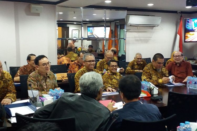 Pengurus DPD REI DKi Jakarta (berpakaian batik) memaparkan hasil survei mengenai bisnis properti pada tahun 2017 yang dilakukan terhadap para anggotanya, Rabu (23/5/2018) di Jakarta.