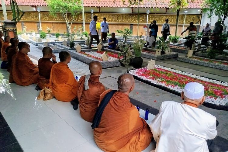 Berjalan Kaki dari Bali, 57 Biksu Doa Bersama di Makam Gus Dur