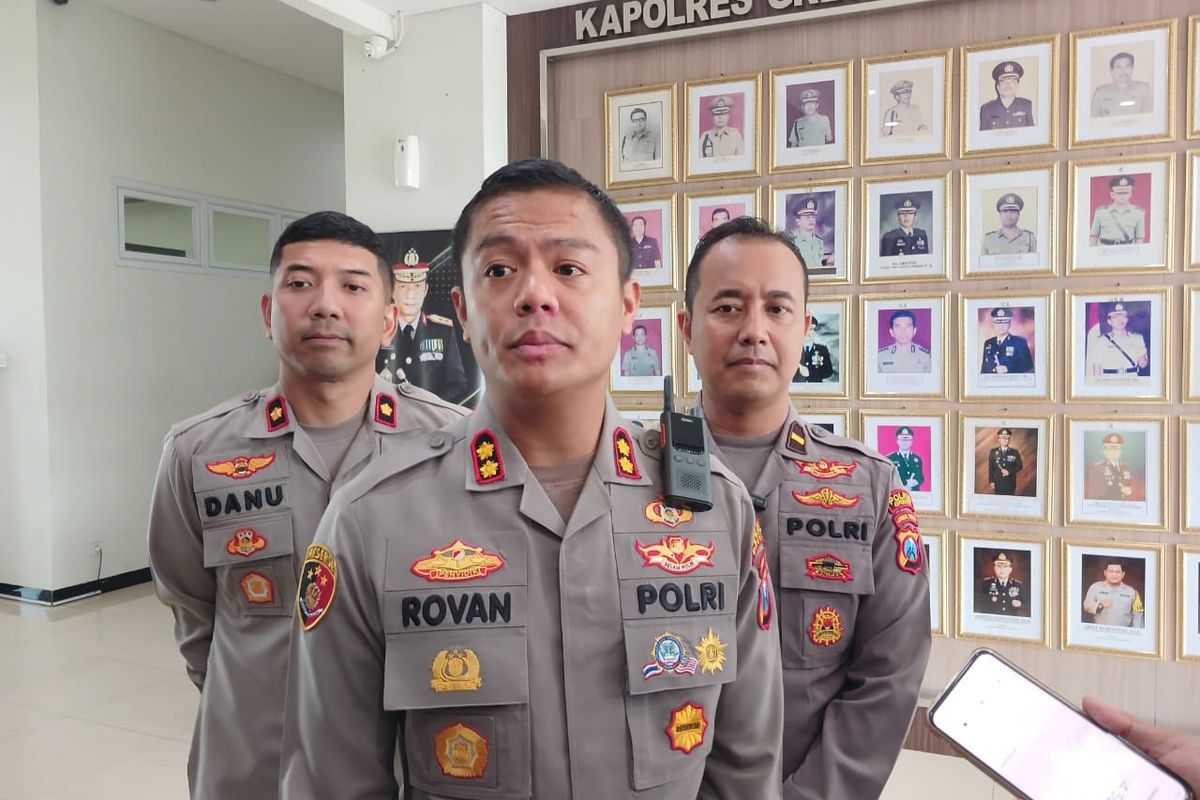 Kapolres Gresik AKBP Rovan Richard Mahenu (tengah), saat memberi penjelasan kepada awak media di Mapolres Gresik, Gresik, Jawa Timur, Senin (28/7/2025).