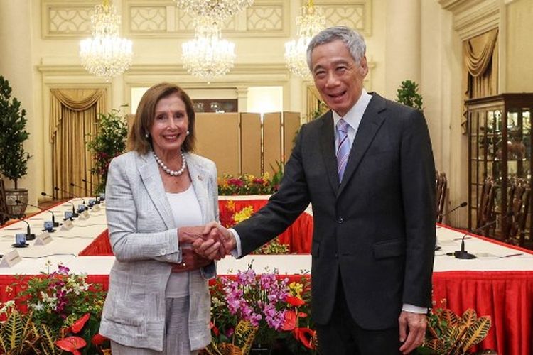 Gambar selebaran ini diambil dan dirilis oleh Kementerian Komunikasi dan Informasi Singapura pada 1 Agustus 2022, menunjukkan Perdana Menteri Singapura Lee Hsien Loong (kanan) berjabat tangan dengan Ketua DPR AS Nancy Pelosi di Istana Kepresidenan di Singapura saat berkunjung ke kawasan Asia-Pasifik. 
