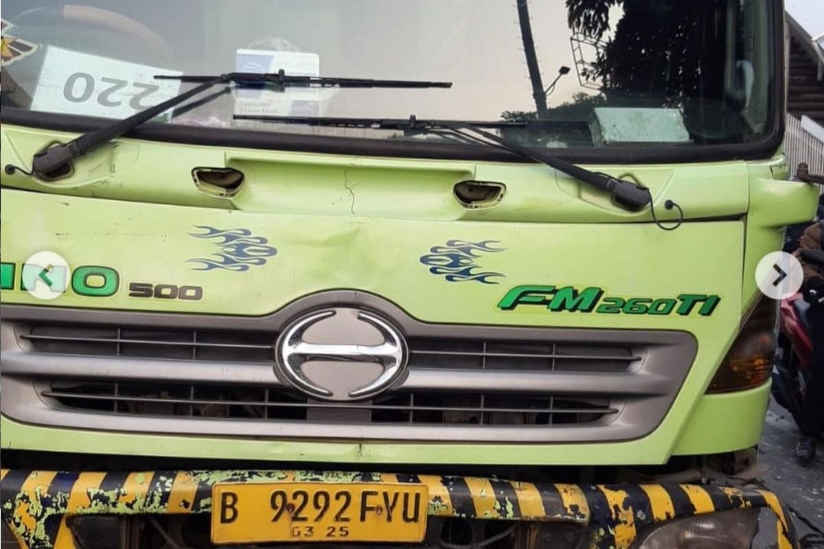 Sebuah truk menabrak separator busway di Jalan S Parman, Grogol Petamburan, Jakarta Barat pada Senin (30/8/2021). 