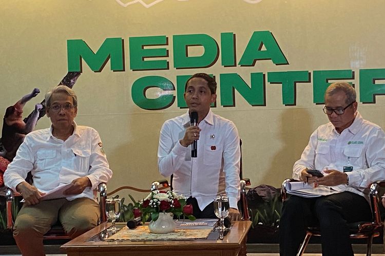 Menteri Lingkungan Hidup, Raja Juli Antoni, menjelaskan soal SOP baru di Gunung Rinjani, Rabu (13/8/2025). 