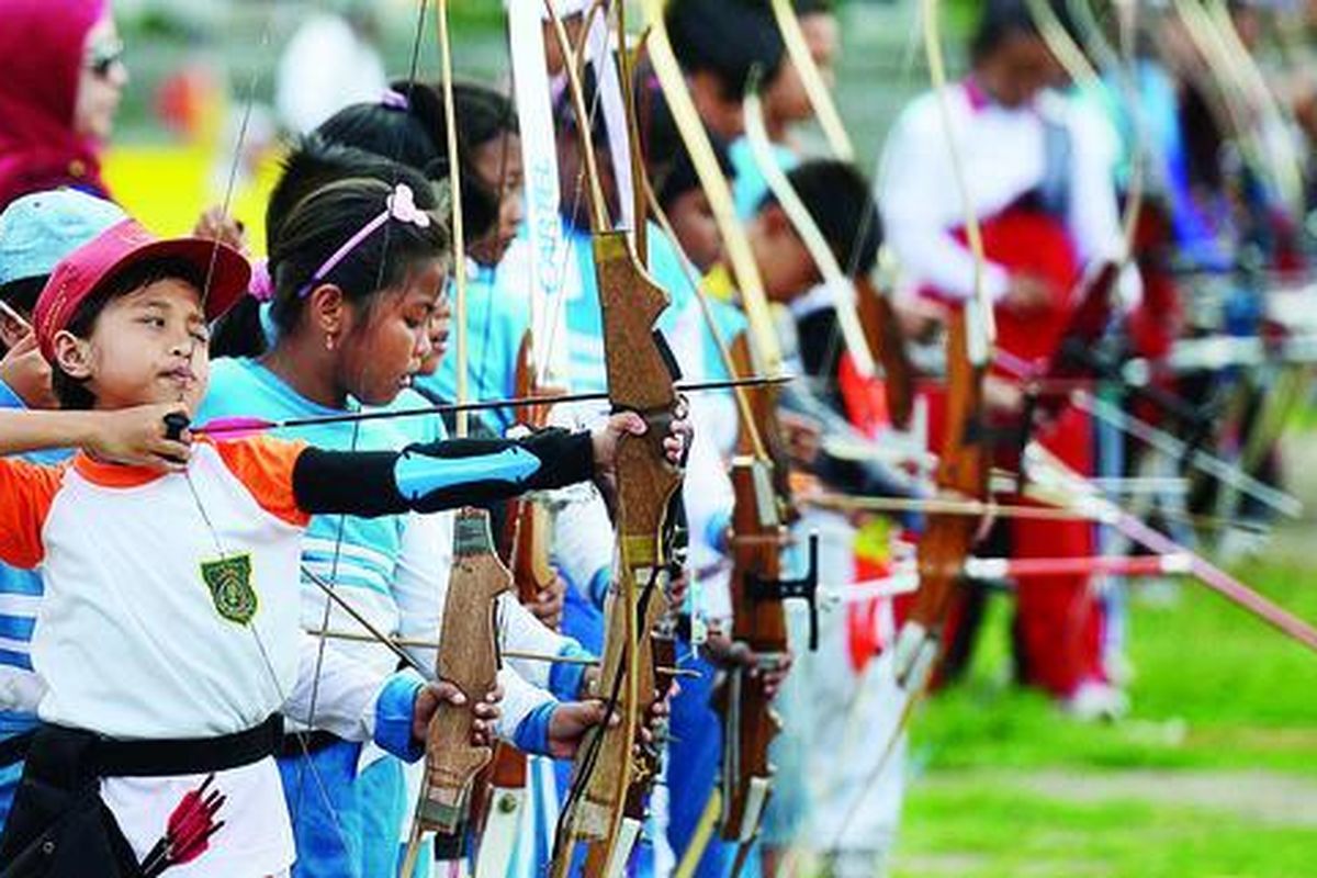 Pelajar dari sejumlah sekolah dasar mengikuti pertandingan panahan antarpelajar di Lapangan Minggiran, Kecamatan Mantrijeron, Yogyakarta, Minggu (23/12). Pertandingan ini digelar untuk menjaring bibit atlet panahan dan memupuk semangat sportivitas di kalangan pelajar.