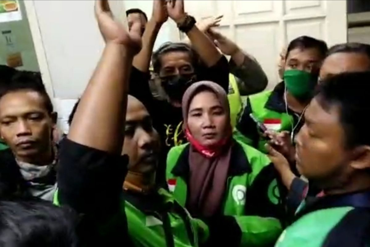 Ratusan driver ojek online mendatangi kamar mayat RSUD dr. Soetomo untuk menjemput jenazah DAW yang meninggal akibat kecelakaan dan belakangan ditetapkan sebagai pasien dalam pengawasan (PDP), Minggu (7/6/2020) malam. Jenazah DAW tersebut akhirnya diserahkan kepada keluarga untuk dimakamkan secara normal tanpa menerapkan protokol Covid-19. 