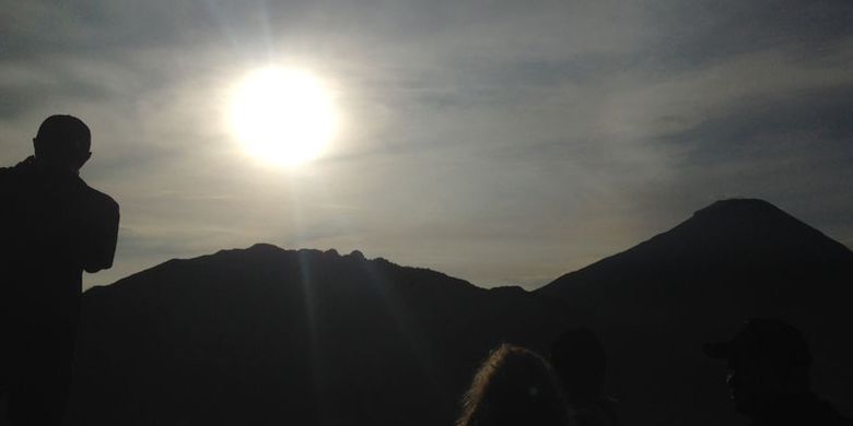 Menikmati matahari pagi di Dataran Tinggi Dieng, Jawa Tengah. Foto diambil pertengahan November 2017.
