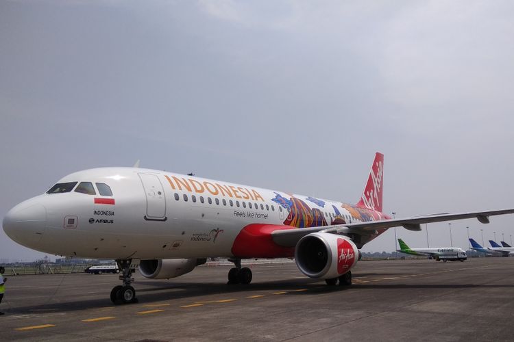 Pesawat AirAsia Indonesia bertipe Airbus 320 dengan gambar bertema pariwisata dan budaya Indonesia berupa Candi Borobudur, Gunung Bromo, dan Wayang serta logo Wonderful Indonesia dipamerkan di area Garuda Maintainance Facilities (GMF) Aeroasia, Banten, Rabu (13/9/2017). Pemasangan gambar-gambar bertema pariwisata Indonesia ini bertujuan untuk turut mempromosikan pariwisata Indonesia.