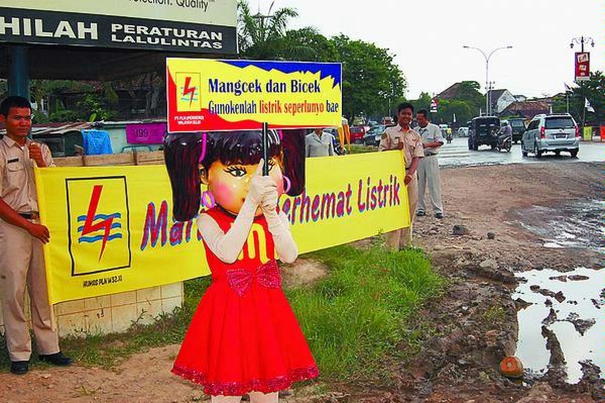 PT PLN mengampanyekan program hemat energi dengan media boneka di kawasan Simpang Polda, Kota Palembang, Senin (5/5). Kampanye ini dilakukan dengan mempertimbangkan semakin mahalnya harga BBM. Konsumen diharapkan menghemat penggunaan listrik pada pukul 17.00-22.00 yang merupakan waktu beban puncak.  