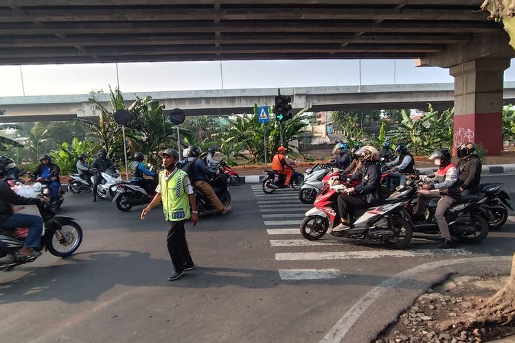 Arus lalu lintas di pertigaan Pondok Kelapa, Duren Sawit, Jakarta Timur, Selasa (14/11/2023) pagi.