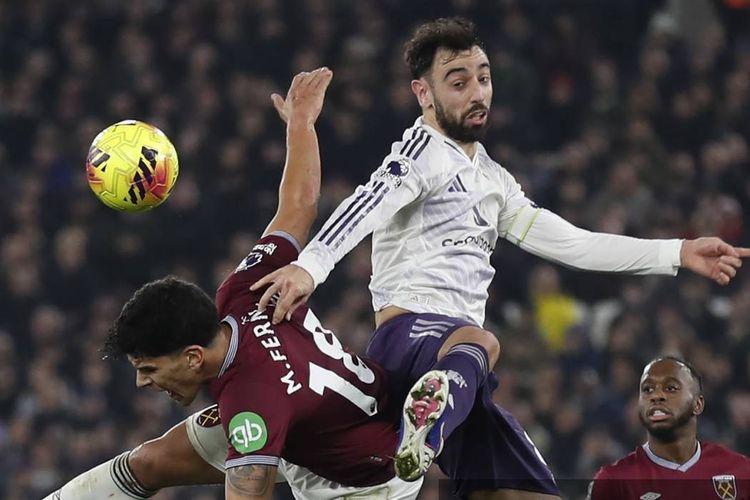 Mateus Fernandes (kiri) berduel Bruno Fernandes (kanan) dalam pertandingan sepak bola Liga Inggris antara West Ham United vs Manchester United di Stadion London di London timur pada 10 Februari 2026. (Foto oleh Ian Kington / AFP)