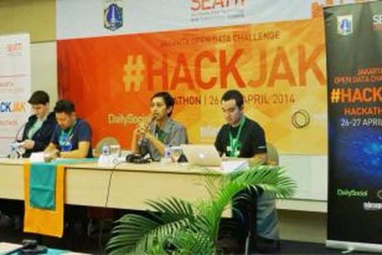 Kepala UPT PIPP Badan Perencanaan Pembangunan Daerah Provinsi DKI Jakarta, Setiaji (kedua dari kanan) ketika memberikan keterangan seputar kompetisi pada peserta #HACKJAK, bersama perwakilan dari Daily Social dan SEATTI di Jakarta, Sabtu (26/4/2014).