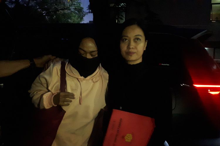 Polda Metro Jaya menangkap menangkap dua perempuan yang diduga merekam dan menyebarkan video HS, tersangka yang mengancam penggal kepala Presiden Joko Widodo, Rabu (15/5/2019). 